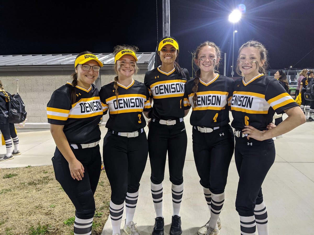 khammy13's tweet photo. Senior Night!!! 🐝🐝🐝🐝🐝🐝 #BeatSherman #IGTBAYJ https://t.co/VxT2QviUDR