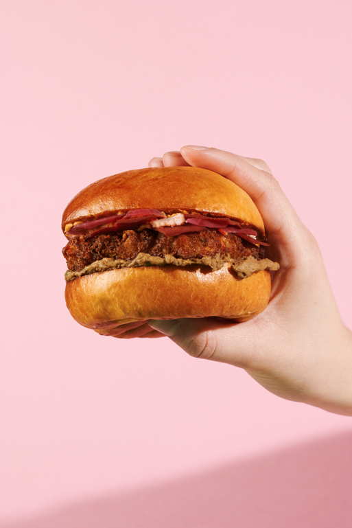 JCDecaux_France's tweet photo. #AlainDucasse ouvre un food-kiosque dans un #kiosque JCDecaux. Au menu : un burger 100% végétal, le #Burgal, dans un #kiosque remodelé à l’intérieur par l’agence de design Patrick Jouin-Manku. Ouvert dès aujourd’hui ! 
https://t.co/t01kn87k4v
Ⓒ Pierre Lucet https://t.co/DmnL6BbsvV
