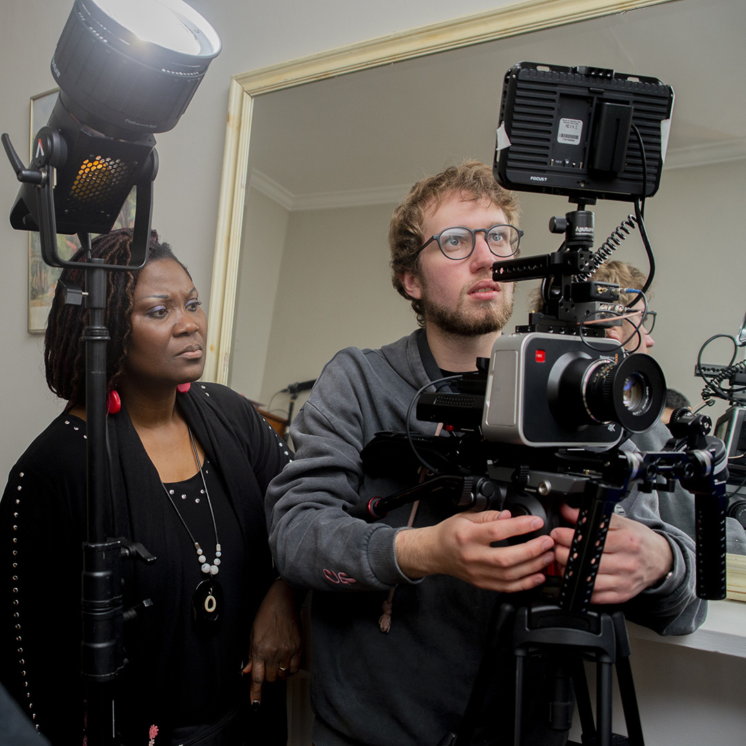 MayFilmworks's tweet image. ODILE Pilot:
DOP: Caleb Gregory, the youngest (he is under 25) and one of most talented DOP I’ve met. He was introduced to us by his dad, our friend and Thebritdivasshow photographer, Ed Igroover, two years ago. An up-coming DOP, Caleb really know his craft #odilepilot