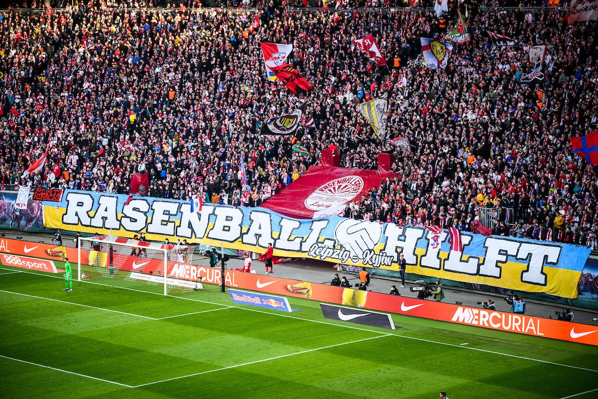 RB Leipzig (@rbleipzig) on Twitter photo #RasenBallHilft 🙏✨
Zum Heimspiel gegen die <a href="/tsghoffenheim/">TSG Hoffenheim</a> wird es erneut eine Becherpfand- und Bargeld-Spendenaktion für die #Ukraine-Hilfe geben. Die Spendensumme kommt der Institution „Humanitäre Hilfe Ukraine e.V.“ zu Gute!
➡️ rbl.team/Spendenaktion-… #RasenBallHilft 🙏✨
Zum Heimspiel gegen die <a href="/tsghoffenheim/">TSG Hoffenheim</a> wird es erneut eine Becherpfand- und Bargeld-Spendenaktion für die #Ukraine-Hilfe geben. Die Spendensumme kommt der Institution „Humanitäre Hilfe Ukraine e.V.“ zu Gute!
➡️ rbl.team/Spendenaktion-…