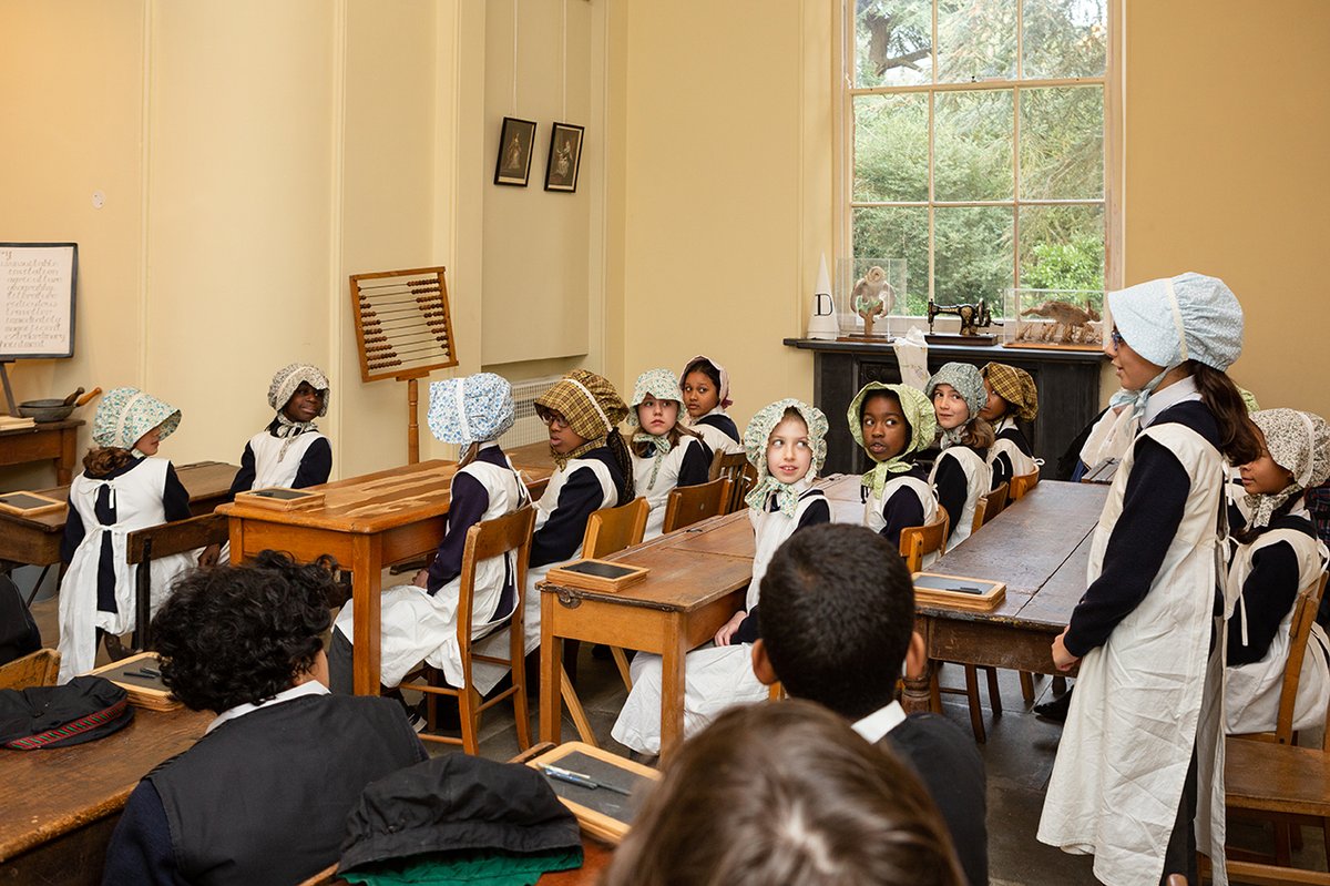 Gunnersbury1's tweet photo. Our magnificent 18th century Temple is thought to have been built for Princess Amelia, daughter of George II. She used it as a place of entertainment, enjoying views over to Kew Gardens.
We now use the Temple to host our popular Victorian school sessions! https://t.co/gvW45NkMDw