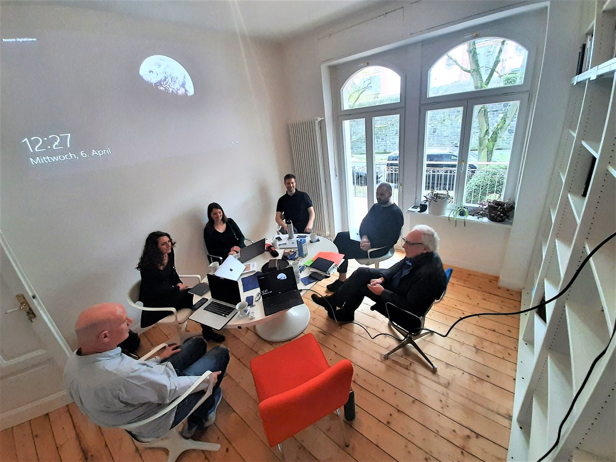 planetarypanel's tweet photo. We’re excited to welcome first fellows on #planetarymaterials @jlugiessen! @ccfinkelstein investigates Vibration as Planetary Transmaterial, @TheDendroGirl works on Tree-Ring Reports &amp; artist Mathias Kessler composes an Area of Destructed Woodland. More: https://t.co/tGjRgHdITN https://t.co/qXTLNn76az