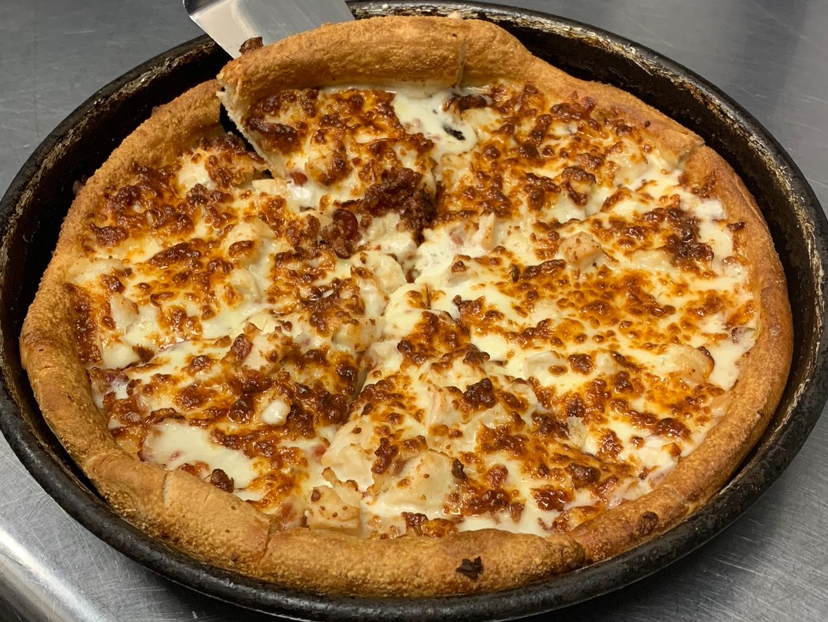 MurrayMrB's tweet photo. #FreePizzaFriday is the best day of the week! Hit that RT button for your chance to win a free large one topping from Mister B's! Must follow to win. 🍕🍕 https://t.co/vnLBD1dMlt