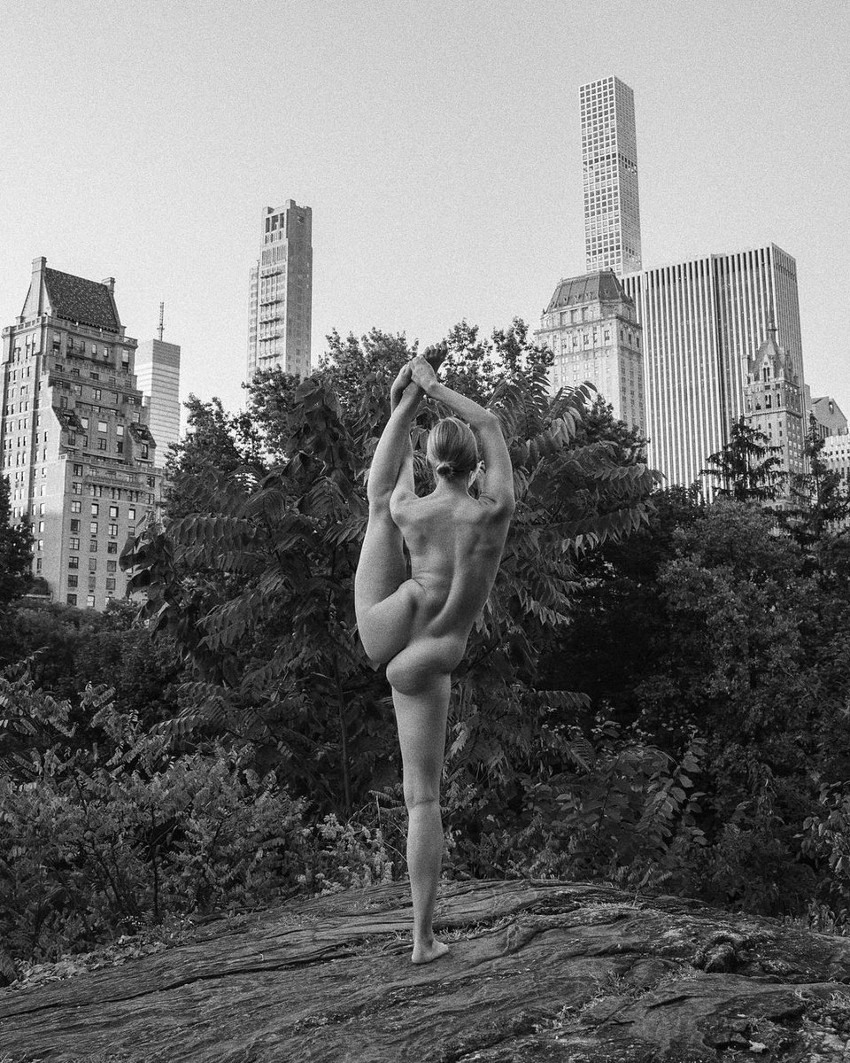 NudeYogaGirl's tweet photo. Friday !vibes 🔥 Central Park, NYC. https://t.co/7NIgzETTpB