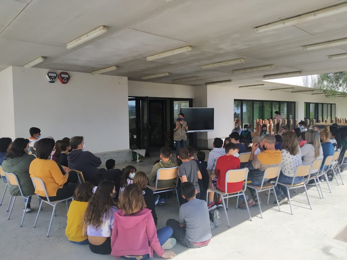 ZERMestral's tweet photo. Ara a l’ESCPortRodó @infocampredo jornada de difusió a la comunitat de les accions fetes amb l’alumnat en el projecte d’escola sobre #patrimoni #sostenibilitat i també les previstes 🙌🏻reflexions compartides amb @gepecedc , alumnat i famílies GRàCiEs https://t.co/aymRFQPngw
