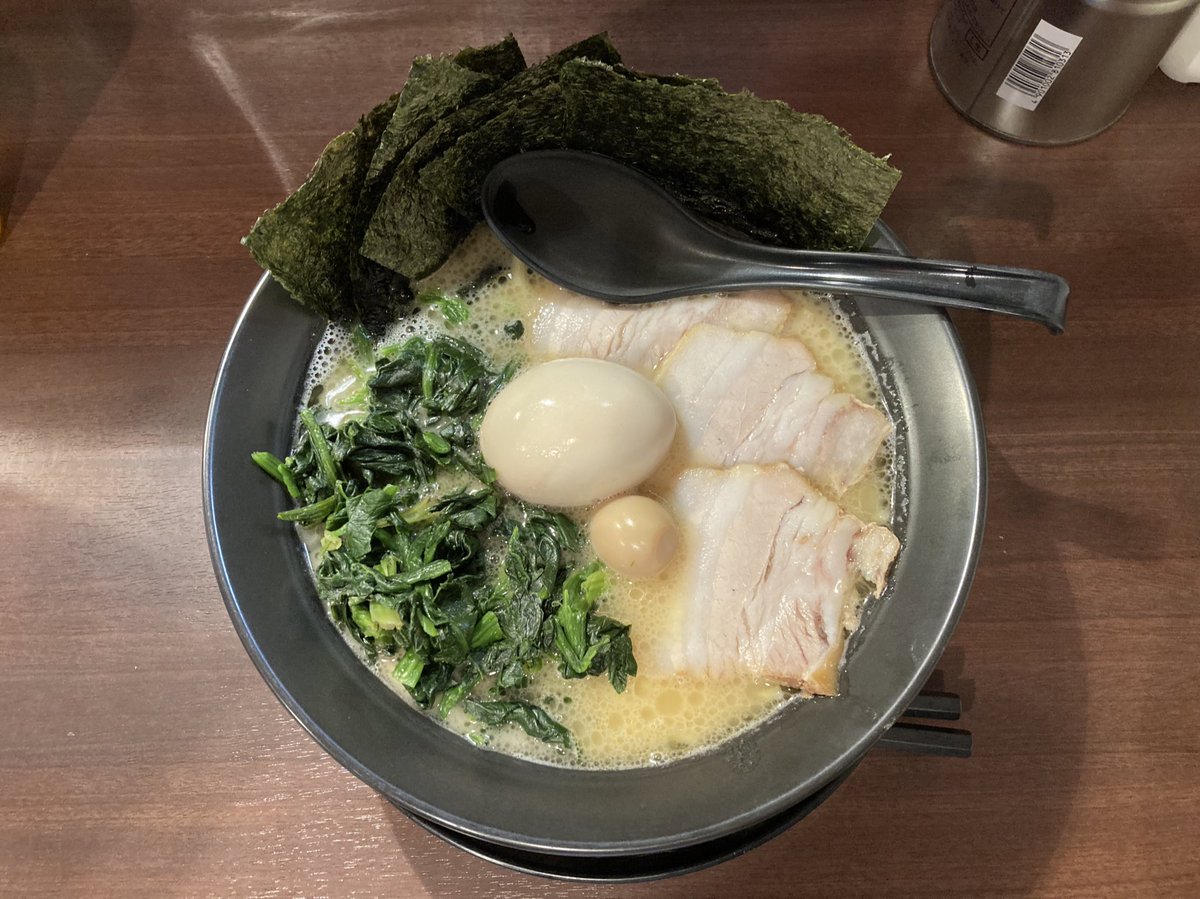 limit65kg's tweet photo. 普段は東海オンエアファンで混み合っているまんぷく家が、金曜の夜だというのにガラガラだったので入店。
一番人気の特製ラーメン（950円）をいただく。
久々に食べたけど美味しかったなー。
交番の横にあった頃が懐かしい…。

#岡崎市
#まんぷく家 https://t.co/tRTYaua2ZX