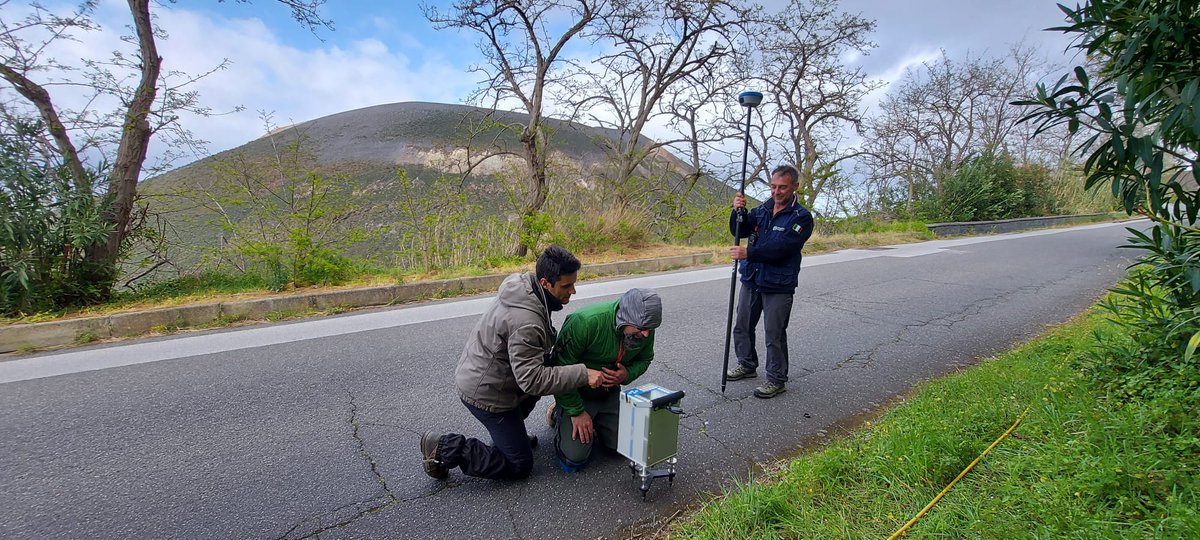 INGVvulcani's tweet photo. Anche nel secondo giorno dell'esercitazione #Vulcano2022, proseguono sull'Isola le misure dei ricercatori INGV mirate a definire l'attuale stato fisico-strutturale del cono di La Fossa e della sua Caldera. 
#INGV #Vulcano #sorveglianzavulcanica #ricercascientifica #INGVvulcani https://t.co/p8RiXemES5