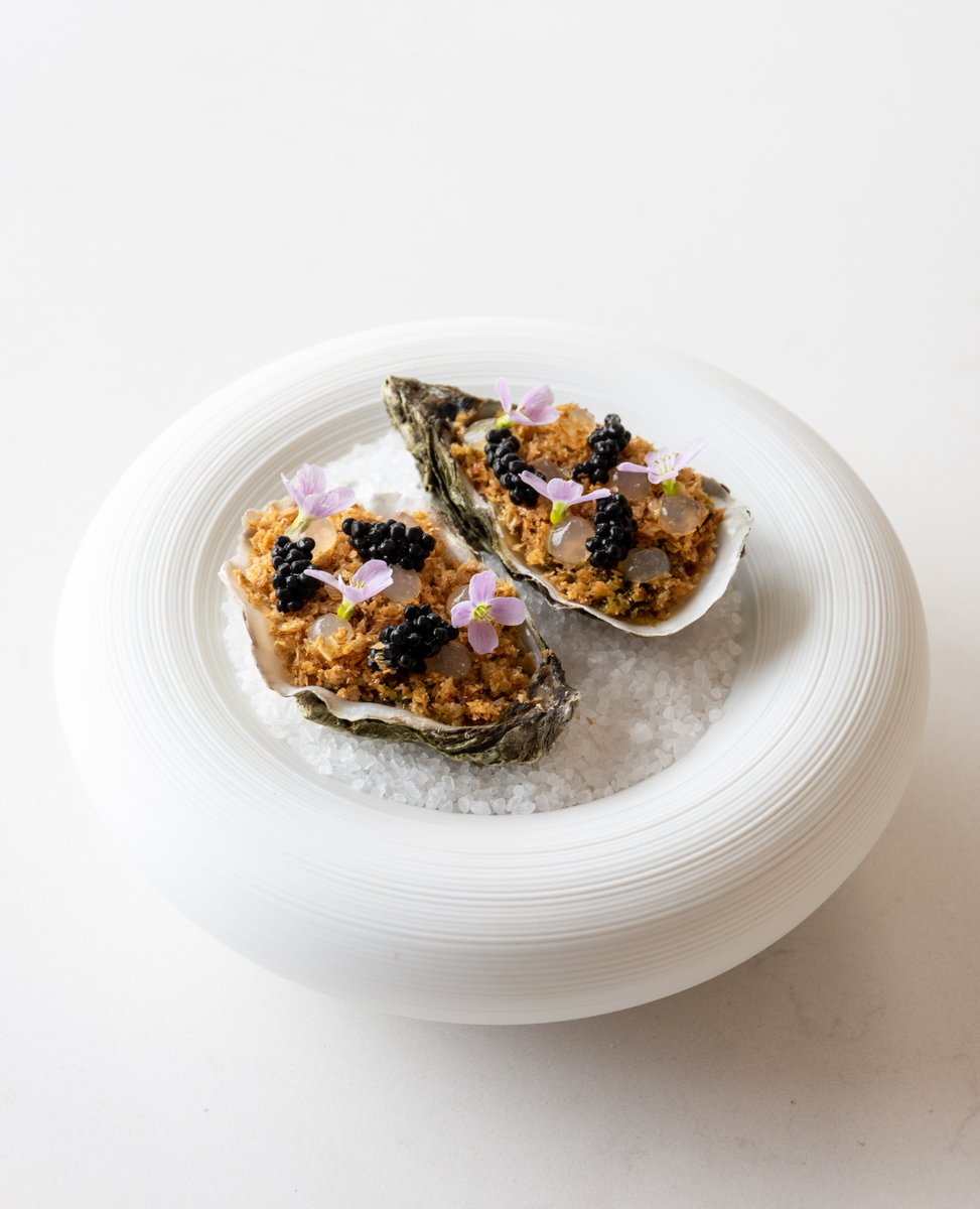 JulesCooking's tweet photo. New YouTube video is up! I'll be showing you how to make your own dashi. With that we're going to make an amazing beurre blanc and use it to poach some oysters. I serve it with crispy chicken skin, chives oil and caviar 🦪 Have a great weekend guys! #julescooking #youtube https://t.co/gOFdtqzU4P