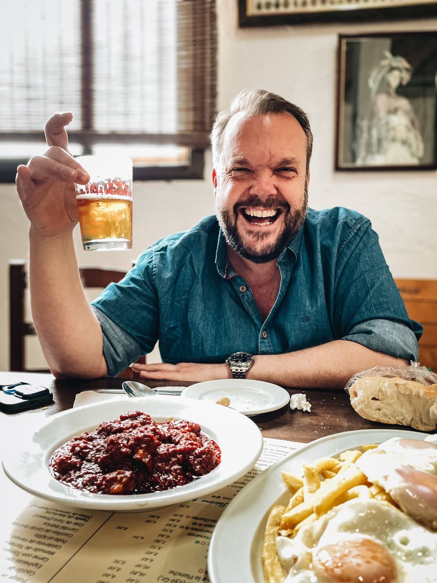 La cara de uno que acaba de aterrizar de #Ucraina️ y se pone morao de huevos fritos con papas y carne con tomate. Bienvenido <a href="/Ldevega/">Luis de Vega</a> ✊🏽#internationalhuevingreport with <a href="/Sergiocarofoto/">Sergio caro</a>