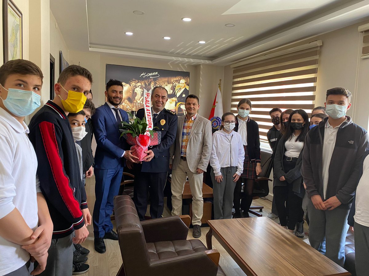 Polis Teşkilatı'mızın 177. Yıl Dönümü ve Polis Haftası nedeniyle Okul Müdürümüz Sn. Çağdaş ÇELİK, OAB Başkanımız Sn. Hüseyin SEREN, öğretmen ve öğrencilerimiz ile birlikte İlçe Emniyet Müdürümüz Sn Hüsnü CENGİZ' i makamında ziyaret ettiler. <a href="/Edirne_MEM/">Edirne İl Millî Eğitim Müdürlüğü</a>
<a href="/ipsalailcemem/">İpsala İlçe MEM</a>