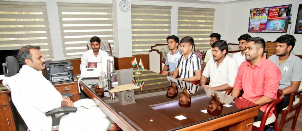 DTSAOfficial's tweet photo. A delegation of DTSA met Thiru L. Murugan, Hon'ble Minister for Information Technology and Broadcasting (MoS), Govt. of India today and discussed the problems faced by Tamil Students in Delhi. He gave us a patient hearing and assured us full support. @Murugan_MoS https://t.co/XCK5suqPVD