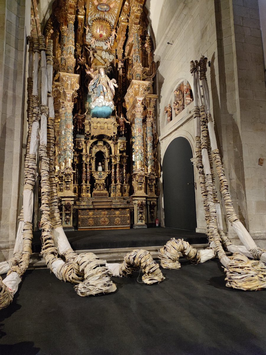 Impresionante a mostra do xenial Xosé Luis Otero na igrexa da Universidade en Compostela, "O Silencio de Deus", comisariada por <a href="/elenabangueses/">Elena Bangueses</a> 🙌