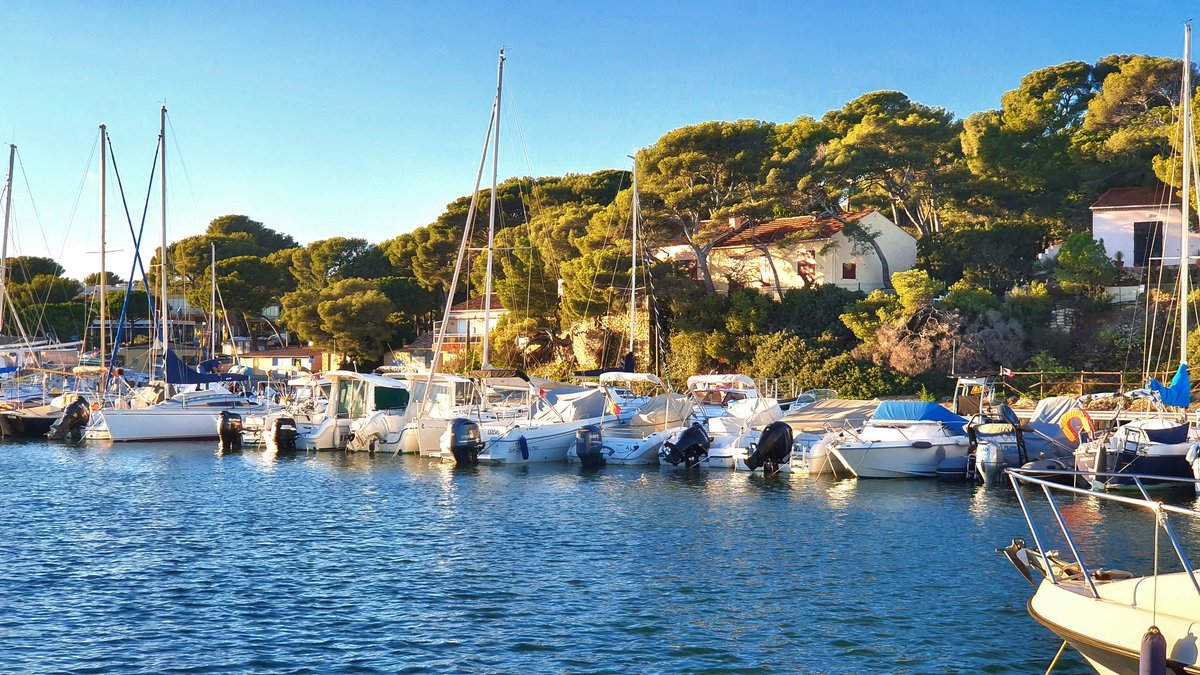 bormesinblue's tweet photo. Le port de La Favière, à 2 pas de notre studio Premium à louer en toutes saisons... https://t.co/hxSb3tAH4p
#var
#bormeslesmimosas 
#cotesdazur https://t.co/NPjPC87pMG