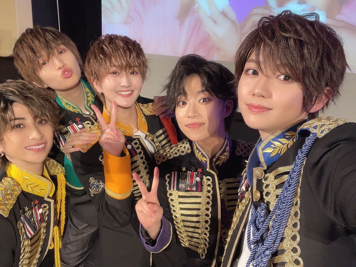 Toma_0301's tweet photo. みんな本当にありがとう！！
大好きなみんながいてくれて、
大好きなメンバーがいてくれて、
こんなにも幸せな時間に囲まれながら
卒業する事ができました。
神那橙摩を見つけてくれて、アイドルにさせてくれてありがとう。
ずっと俺はみんなの味方だよ^ ^
愛してるぞー。
#みやとまといっしょ
#風男塾 https://t.co/MnoW9VEXlc