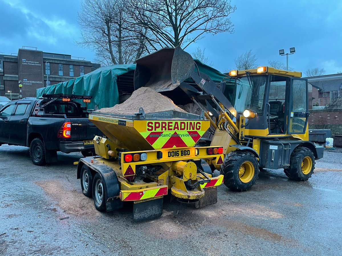 EdwardsAgri's tweet photo. Could this be our last night out of the season? Can we have spring back yet? #spring #NHS #edwardsofderbyshire @vale_york #saltspreading https://t.co/3b0lb5dkwq