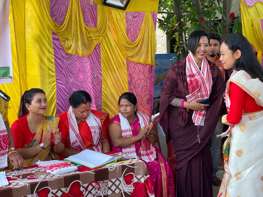 jury_sharma's tweet photo. আজি ধীৰণপাৰাৰ ইটাভাতা কালি মন্দিৰত ২৩ নং ৱাৰ্ডৰ ভাৰতীয় জনতা পাৰ্টীৰ প্ৰাৰ্থী শ্ৰীযুতা মনজিতা দৈমাৰী ডাঙৰীয়ানীৰ নিৰ্বাচনী প্ৰচাৰ সভাত মোৰ অংশগ্ৰহণৰ লগতে ভাৰতীয় জনতা পাৰ্টী, অসম প্ৰদেশৰ মহিলা মৰ্চাৰ সভানেত্ৰী শ্ৰীযুতা আঙুৰলতা ডেকা ডাঙৰীয়ানীও উপস্থিত থাকে।

#BJP4GMC
#Vote4BJP https://t.co/4jYgEqpYf0