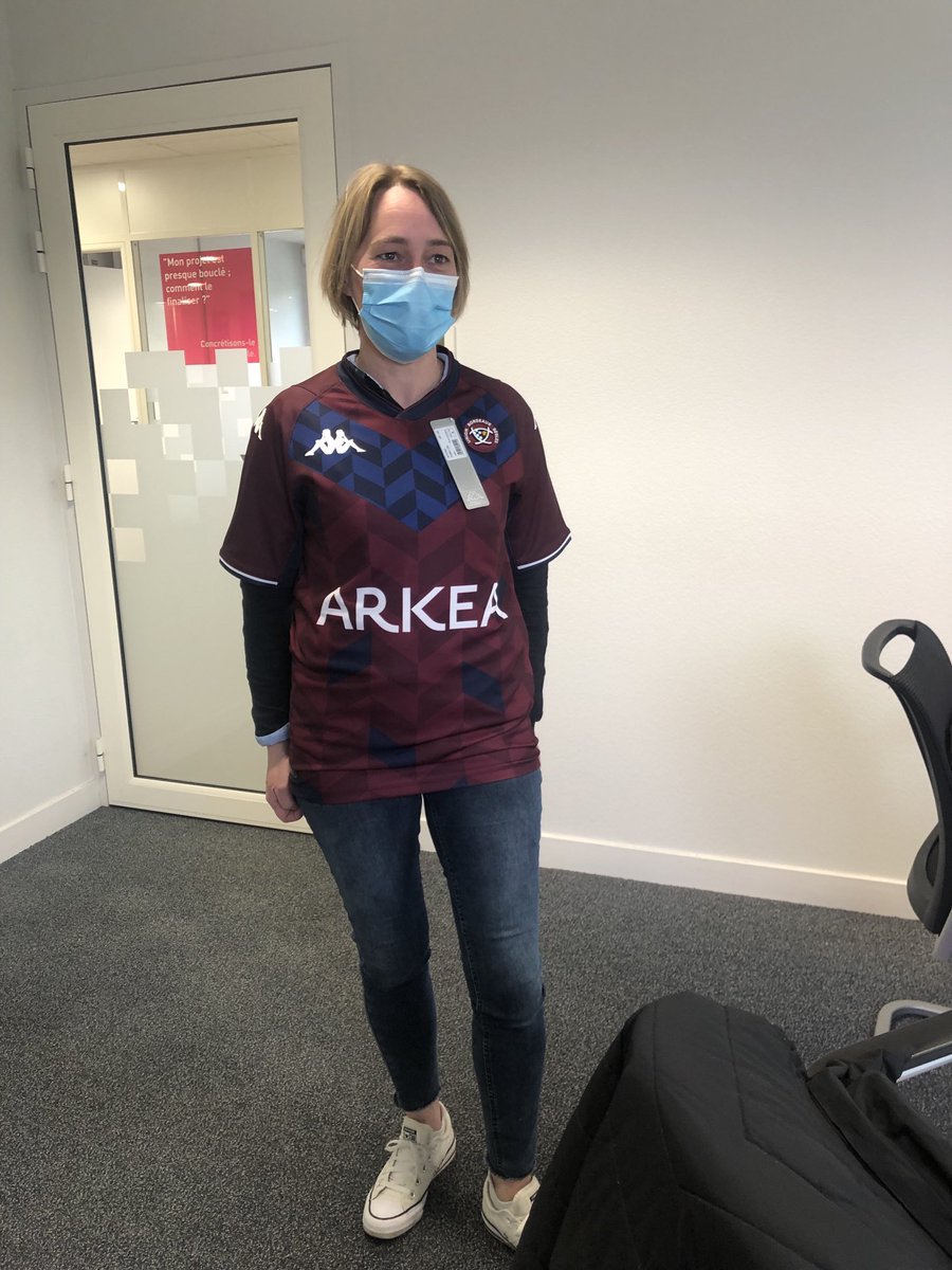 Remise du maillot à notre gagnante…cela lui va à ravir ! #cmb #arkea #ubb