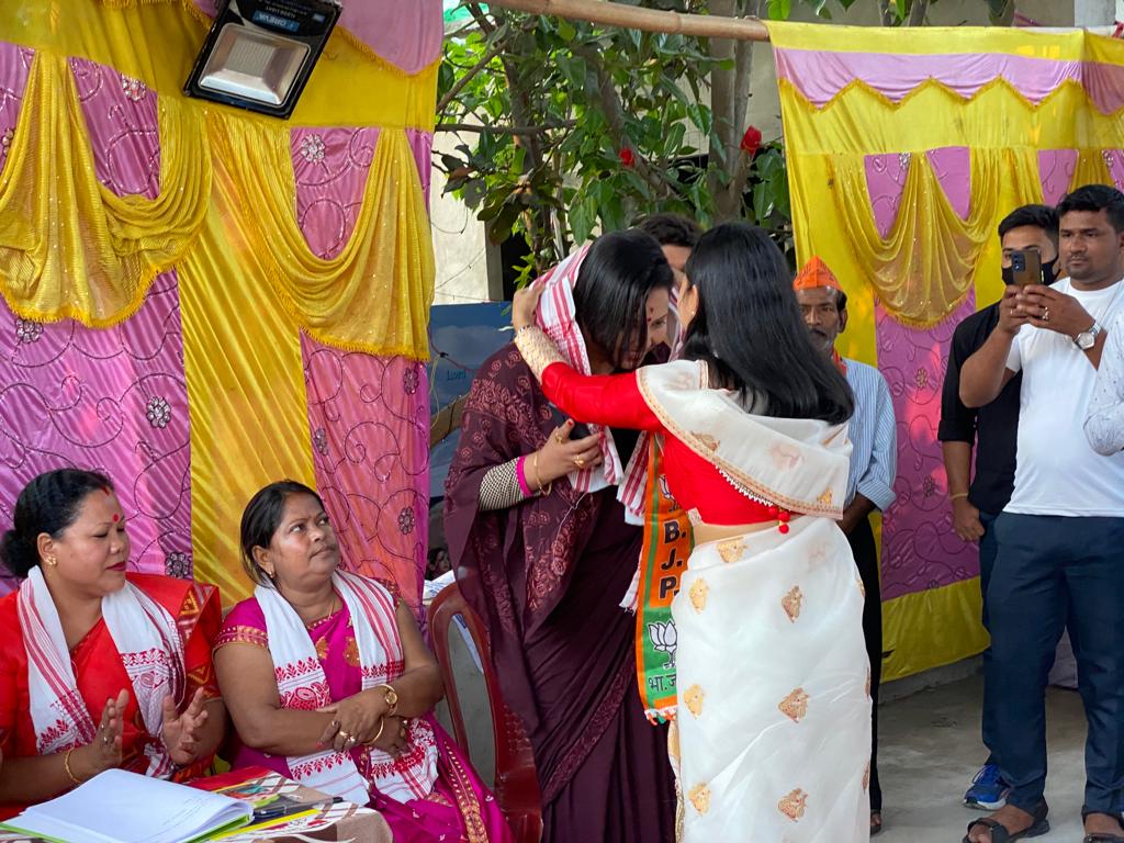 jury_sharma's tweet photo. আজি ধীৰণপাৰাৰ ইটাভাতা কালি মন্দিৰত ২৩ নং ৱাৰ্ডৰ ভাৰতীয় জনতা পাৰ্টীৰ প্ৰাৰ্থী শ্ৰীযুতা মনজিতা দৈমাৰী ডাঙৰীয়ানীৰ নিৰ্বাচনী প্ৰচাৰ সভাত মোৰ অংশগ্ৰহণৰ লগতে ভাৰতীয় জনতা পাৰ্টী, অসম প্ৰদেশৰ মহিলা মৰ্চাৰ সভানেত্ৰী শ্ৰীযুতা আঙুৰলতা ডেকা ডাঙৰীয়ানীও উপস্থিত থাকে।

#BJP4GMC
#Vote4BJP https://t.co/4jYgEqpYf0