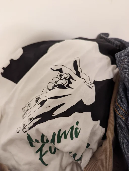 在衣服堆裡面看到一件衣服
覺得很奇怪
這件放手屁的衣服是哪來的
攤開看發現是咒術迴戰的衣服笑死 