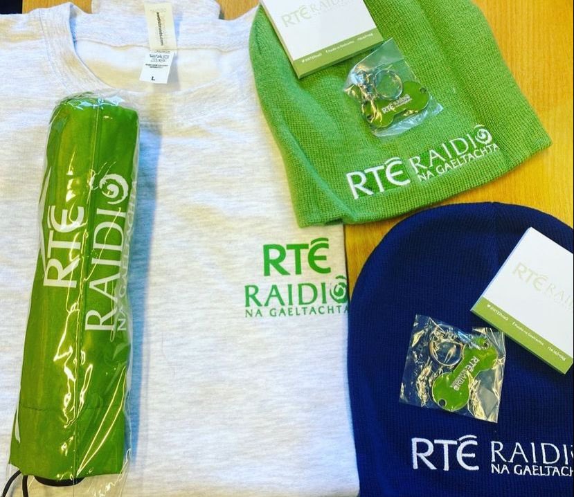 bladhairernag's tweet image. Pacáiste @RTERnaG le baint inniu!!

❤️ Croí agus RT
🏃‍♀️ lean @bladhairernag 
👯 cuir clib ar chara sna tráchtanna 

Ádh mór 😍