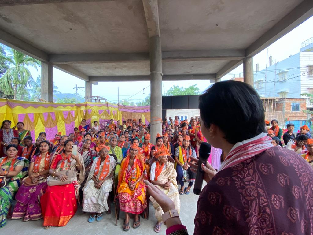 jury_sharma's tweet photo. আজি ধীৰণপাৰাৰ ইটাভাতা কালি মন্দিৰত ২৩ নং ৱাৰ্ডৰ ভাৰতীয় জনতা পাৰ্টীৰ প্ৰাৰ্থী শ্ৰীযুতা মনজিতা দৈমাৰী ডাঙৰীয়ানীৰ নিৰ্বাচনী প্ৰচাৰ সভাত মোৰ অংশগ্ৰহণৰ লগতে ভাৰতীয় জনতা পাৰ্টী, অসম প্ৰদেশৰ মহিলা মৰ্চাৰ সভানেত্ৰী শ্ৰীযুতা আঙুৰলতা ডেকা ডাঙৰীয়ানীও উপস্থিত থাকে।

#BJP4GMC
#Vote4BJP https://t.co/4jYgEqpYf0