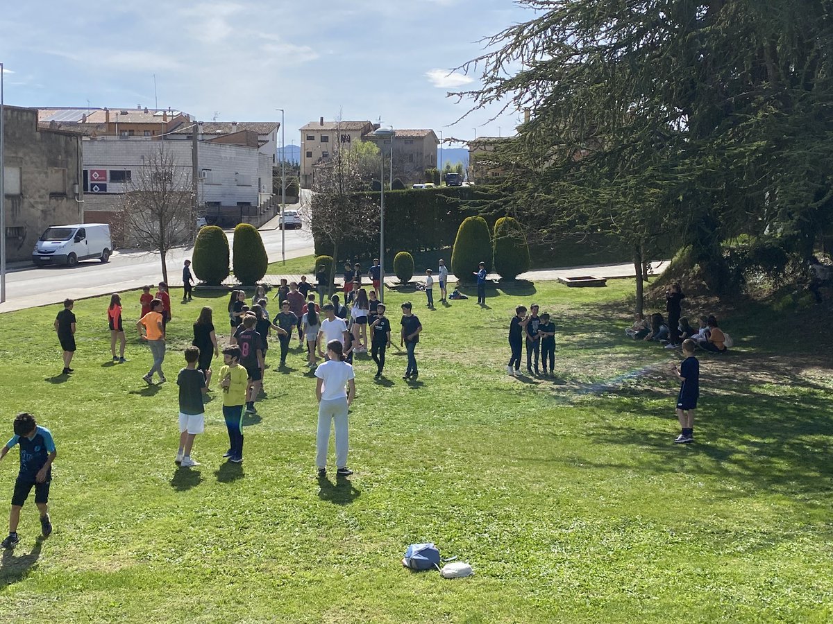 ie_martamata's tweet photo. Els/les alumnes de CS acaben el trimestre fent una sortida conjunta a l’aire lliure! #priIEMM https://t.co/WCszmksKWo