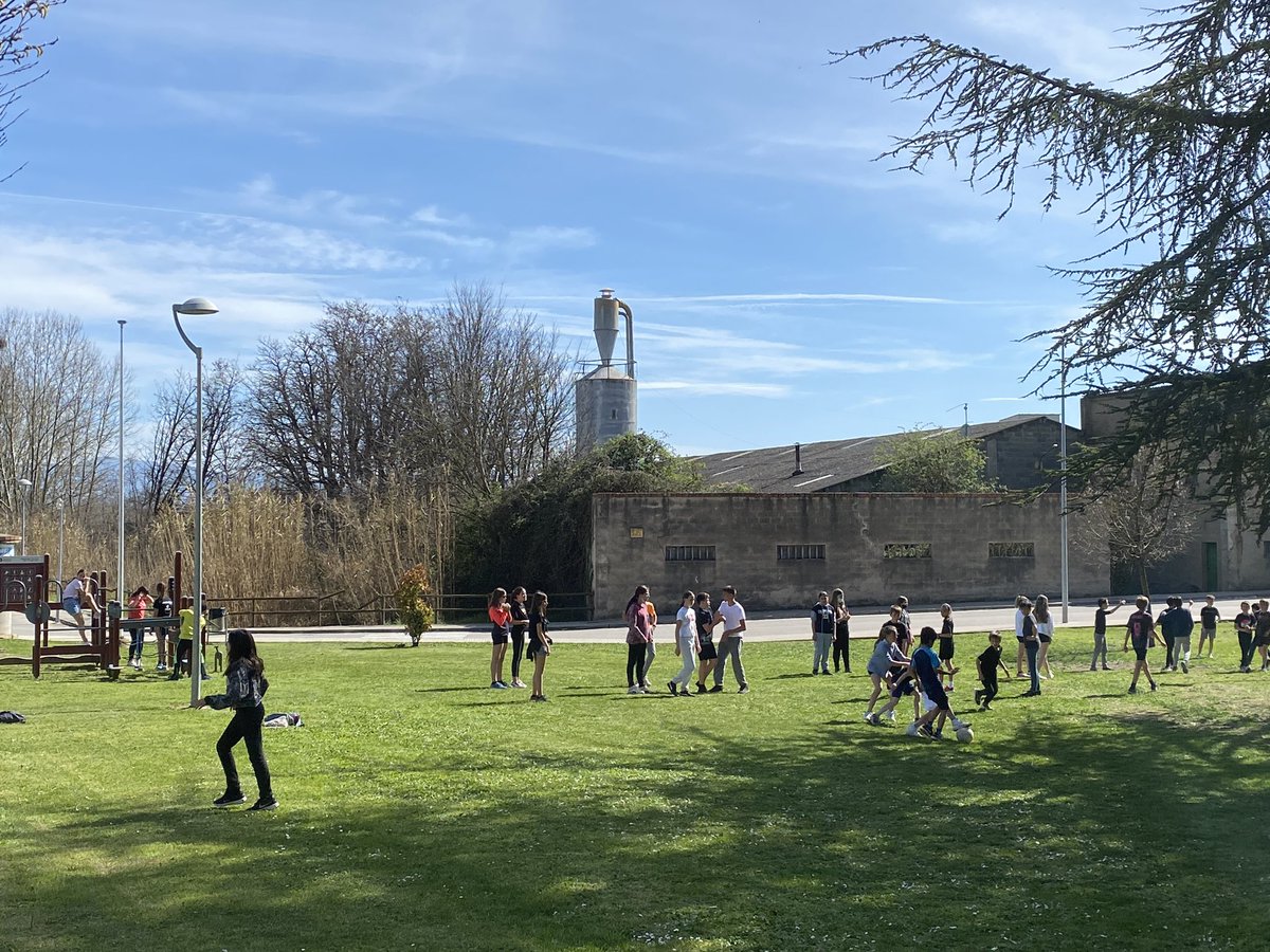 ie_martamata's tweet photo. Els/les alumnes de CS acaben el trimestre fent una sortida conjunta a l’aire lliure! #priIEMM https://t.co/WCszmksKWo