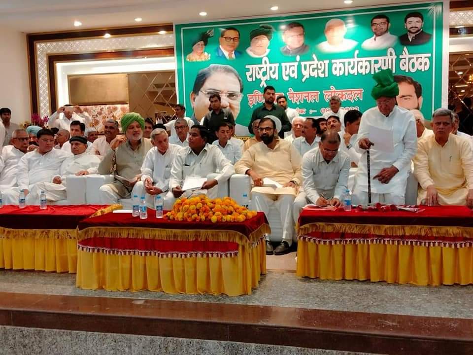 AbhaySChautala's tweet photo. इनेलो सुप्रीमो चौधरी ओमप्रकाश चौटाला जी ने नारनौल में राष्ट्रीय एवं प्रदेश कार्यकारिणी की मीटिंग में अध्यक्षता की और आगामी रणनीतियों को लेकर दिशा-निर्देश दिए। https://t.co/aWgxXyWQMw