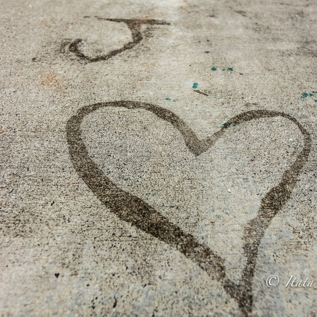 a_more_write's tweet photo. Quando ami
ogni spazio libero della giornata lo riempi con il pensiero di quella persona.

#poesia #amore #frasi #frasidaleggere #tiamo #tiamavo #cuore #disegno #asfalto #strada #pic #photo #art #drawing #sentimento #emozione #istante #bellezza #nostalgia #tristezza https://t.co/JG0DRDZqx2