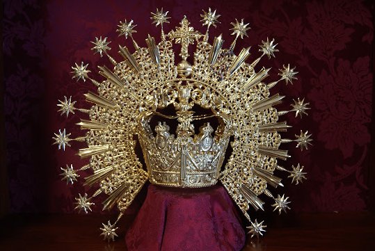 Corona estilo Macarena para imagen de 90 a 120 ctm. en metal repujado a mano y bañada en oro. 
…stilleja.com.orfebreríacastilleja.com/search/label/C…
📞Whatsapp: (+34)722295484
#artesacro  #catolicosdelmundo  #CatholicTwitter