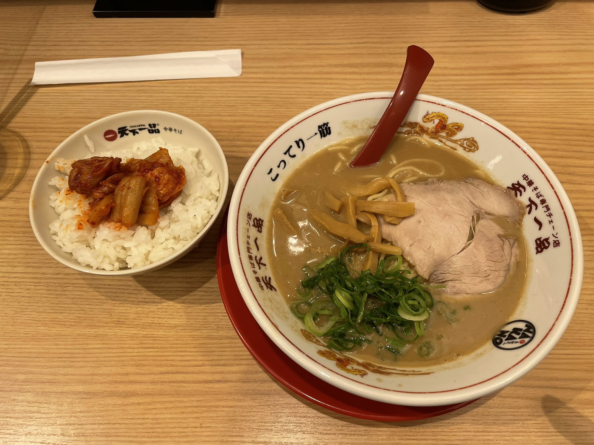 や団 中嶋享 天下一品 中野 こってり790円 追いスープキムチライスセット370円 ライブ前に 都内に3店舗ある直営店の一つ そんな中野店限定のセットメニューに惹かれて ヤカンからスープ入れる感じたまらん ただ ラーメンのスープをキムチライスに