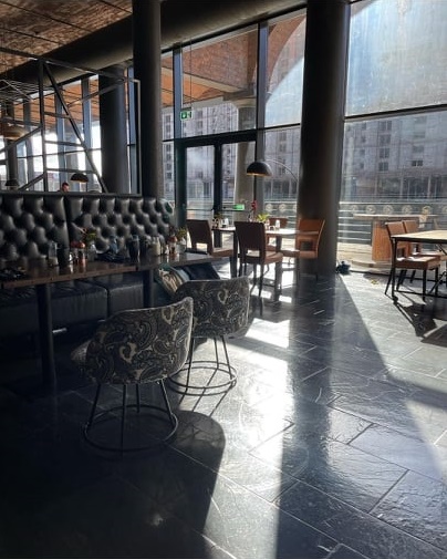 TitanicHotelLiv's tweet photo. Look, you can see the weekend from here! 😉 

Wishing you a lovely weekend in Liverpool! #SpringVibes #FridayFeeling

📷 @nataliepadgettt https://t.co/UzjQO0Znpu