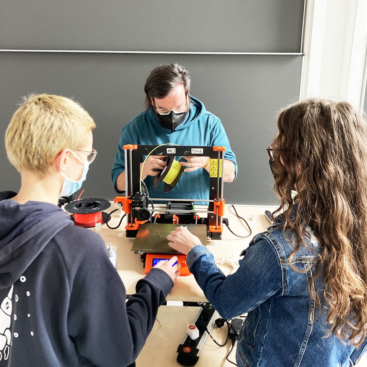 LichtwerkstattJ's tweet photo. #event | 40 young Makers from Jenaplan-Schule Jena visited Lichtwerkstatt for a collaboration💪
After a short project pitch, we started workshops in #3Dpriniting, #Lasercutting, #Arduino and #Marketing to give the pupils all the necessary tools for successful projects💡 https://t.co/HZHx7i7xFZ