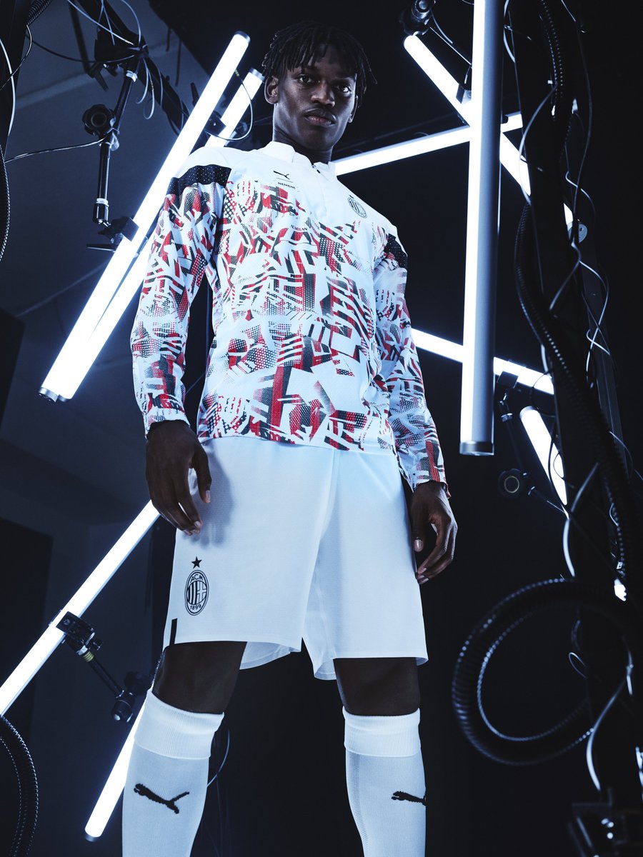 acmilan's tweet photo. #MoveLikeMilan 🔴⚫️
Discover the #ACMilan x #Nemen capsule collection ➡️ https://t.co/PfI0qW0hOn 🤩
@pumafootball @PUMA
#SempreMilan https://t.co/SNjNKFHDDR