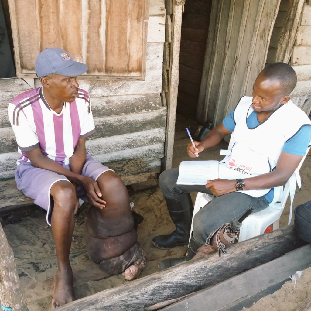 RuralDtors's tweet photo. "It's difficult to access targeted communities due to poor means of transportation," Samuel Akematap, a health worker, volunteering with RDs, under the project: Mobile community #Health workers-based health care for remote communities.
#HealthWorkerWeek2022 https://t.co/sA3jjatBAJ