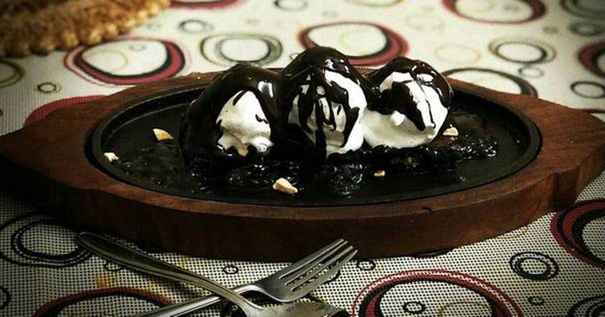 Rasoi_Rani's tweet photo. Mouth Melting Dessert With Cold And Hot Mix

#dessert #brownie #icecream #almonds #chocolatesauce #oreocookies
Follow @Rasoi_Rani 
https://t.co/wqSY2Odg8T https://t.co/elpvBnhzkS