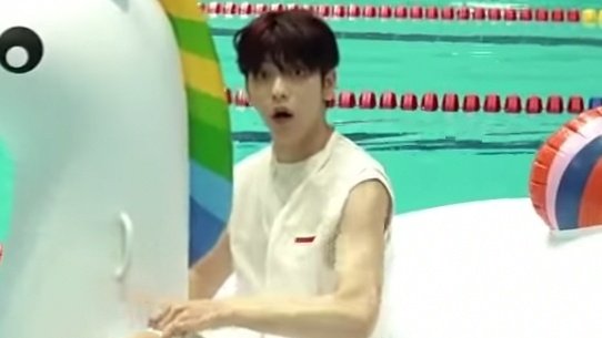 gyuccibeom's tweet photo. soobin's shocked face when he found out the he was in a 1.8m deep zone like SOOBIN YOU ARE 1.86M !! https://t.co/sN4b75a451