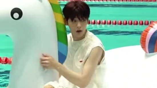 gyuccibeom's tweet photo. soobin's shocked face when he found out the he was in a 1.8m deep zone like SOOBIN YOU ARE 1.86M !! https://t.co/sN4b75a451