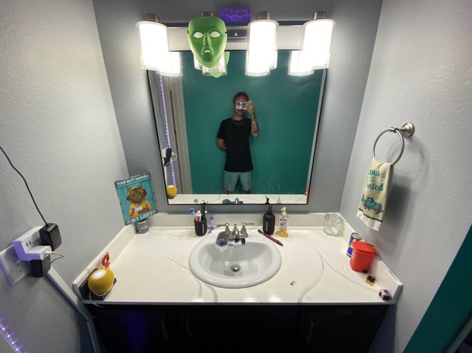 cleaned the bathroom in my studio someone give me a cookie (dont come for the streaks on my mirror i
