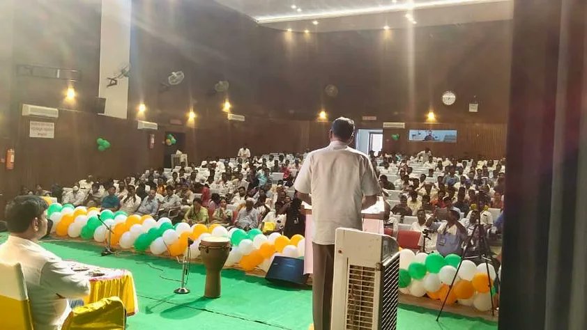 JarkiholiSatish's tweet photo. ಚಿತ್ರದುರ್ಗದ ತ.ರಾ.ಸು. ರಂಗಮಂದಿರದಲ್ಲಿ ಮಾನವ ಬಂಧುತ್ವ ವೇದಿಕೆಯಿಂದ ನಡೆದ ರಾಜ್ಯ ಬಂಧುತ್ವ ಅಧಿವೇಶನ ಕಾರ್ಯಕ್ರಮದಲ್ಲಿ ಭಾಗವಹಿಸಿ ಮಾತನಾಡಲಾಯಿತು.
ಯುವಕರು ತಮ್ಮ ಜೀವನ ರೂಪಿಸಲು ಹೋರಾಟ ಮಾಡುವ ಮುಖಾಂತರ ಬದುಕು ಕಟ್ಟಿಕೊಳ್ಳಬೇಕು ಎಂದು ತಿಳಿ ಹೇಳಲಾಯಿತು.
#SLJUpdates #ManavaBandutvaVedikeKar #RajyaBandutvaAdhiveshan https://t.co/HBXGQyLuNP