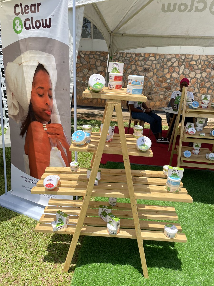 sharon_kiwanuka's tweet photo. @ClearAndGlow have purely organic products made in Uganda. They use shea butter coconut oil. They have shea butter jelly, organic cream and a brightening cream. If you’re a bride or groom who wishes to glow on your wedding, they have you. Won myself a shirt too
#TheBridalExpoUg https://t.co/iorE9G4Cz0