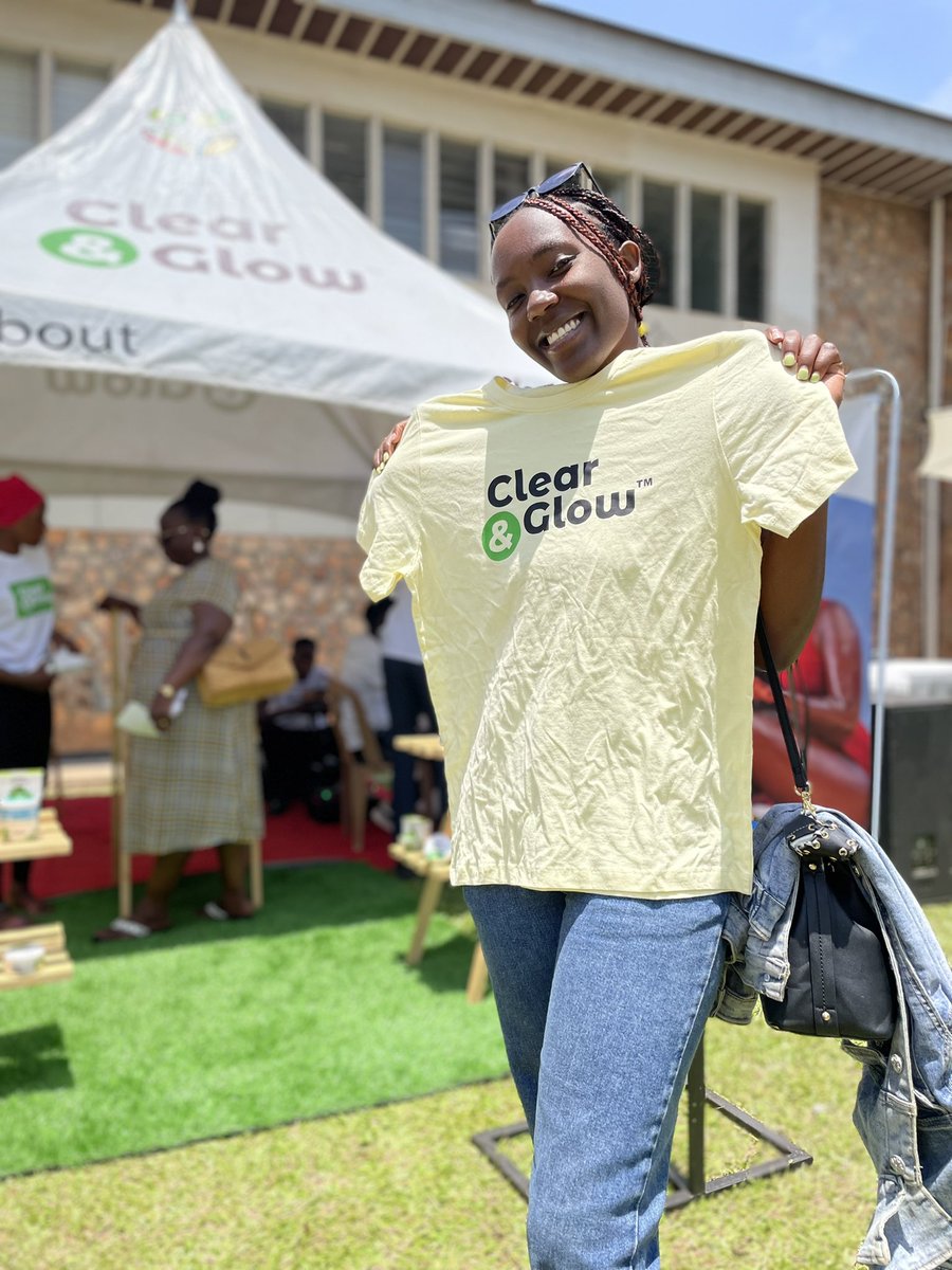 sharon_kiwanuka's tweet photo. @ClearAndGlow have purely organic products made in Uganda. They use shea butter coconut oil. They have shea butter jelly, organic cream and a brightening cream. If you’re a bride or groom who wishes to glow on your wedding, they have you. Won myself a shirt too
#TheBridalExpoUg https://t.co/iorE9G4Cz0