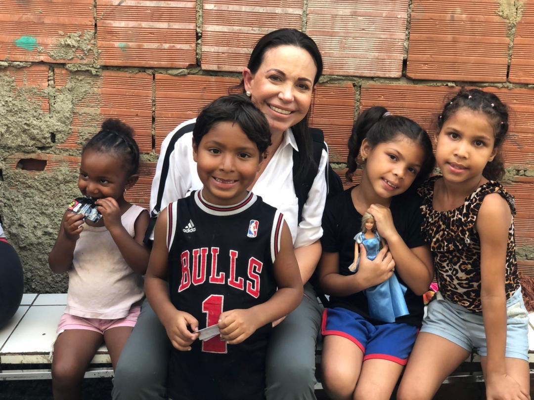 Tiempo que Maria Corina no salía “bañarse de barrio”. Fracasó en la invasión de los marines, en su solicitud del R2P, en pedir incluir a Venezuela como país terrorista, pero ahora quiere ser candidata en “dictadura”.

Populismo de derecha in the house !!!
Perdió la coherencia !!!