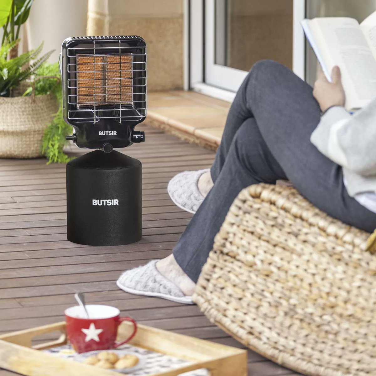 butsiroficial's tweet photo. When beauty meets comfort 😍 La nueva funda para botellas azules BUTSIR de 2,8 kg te permite colocar tu estufa portátil Barrachina en cualquier lugar de la casa, sin condicionar la estética ni el estilo.
¡Consulta en tu ferretería o punto de venta!
#accesorios #BUTSIR https://t.co/oJIwPJ4iIi