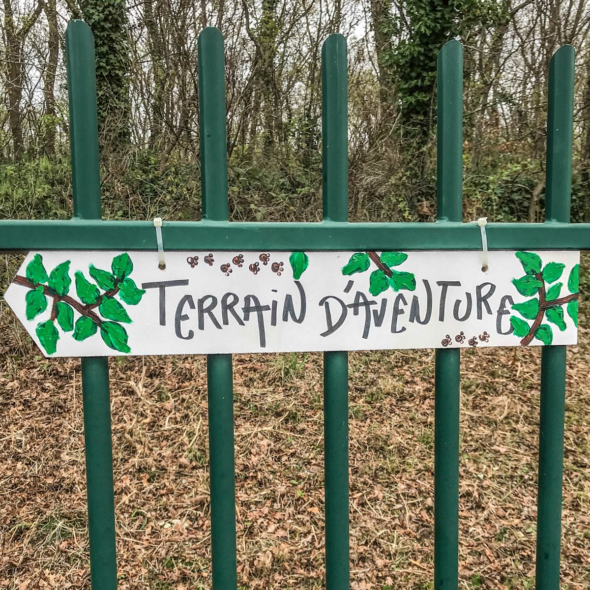 CampSurLaComete's tweet photo. En pleine préparation pour le Terrain d'aventure dans le Bois des Anémones qui ouvre lundi le temps des vacances scolaires à Saint-Étienne-du-Rouvray 😃 🪚 🌿 🛠 🌳 https://t.co/FloE2CIaG1