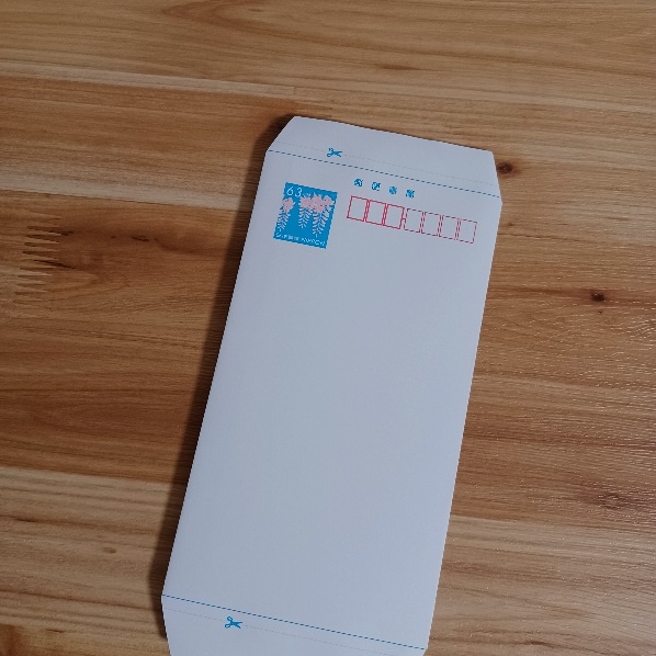 郵便はがきと同じ料金で送れる封筒 郵便書簡の需要が激増し工場が対応できなくなったため折り加工が無くなり 手で折る手間が増える Togetter