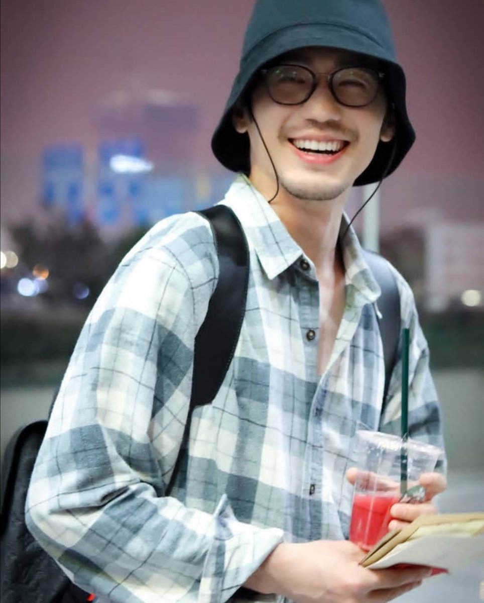 fandoestrans's tweet photo. To the most wonderful sunshine boy, and to the best actor I have had the pleasure of seeing, Happy Birthday Bai Yu ❤️🎂🍰💖✨
To the most talented, the most hard working and the most thoughtful and the most cheeky 32 year old, I hope you can be this radiant and happy forever 💝 https://t.co/3YewCKUYIu