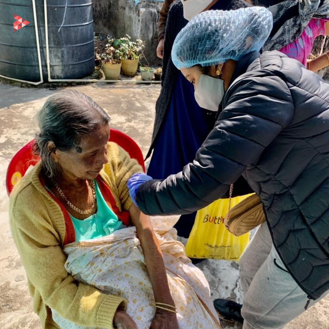 GiveIndia's tweet photo. On March 4, 2022, our team operating in Meghalaya did a 60km trip from Laitlyngkot and trekked 3km down a steep mountain to reach Mawkhap village.
#COVID19 #covidrelief #icrf2update #covidresponse #covidresponseindia #ᴠaccinesaveslives #VaccineOnWheels https://t.co/HwfjKdACEK