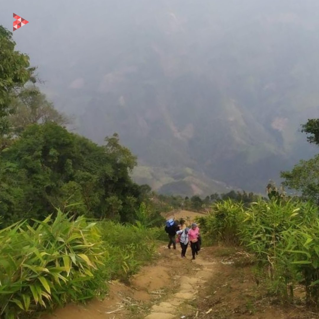 GiveIndia's tweet photo. On March 4, 2022, our team operating in Meghalaya did a 60km trip from Laitlyngkot and trekked 3km down a steep mountain to reach Mawkhap village.
#COVID19 #covidrelief #icrf2update #covidresponse #covidresponseindia #ᴠaccinesaveslives #VaccineOnWheels https://t.co/HwfjKdACEK