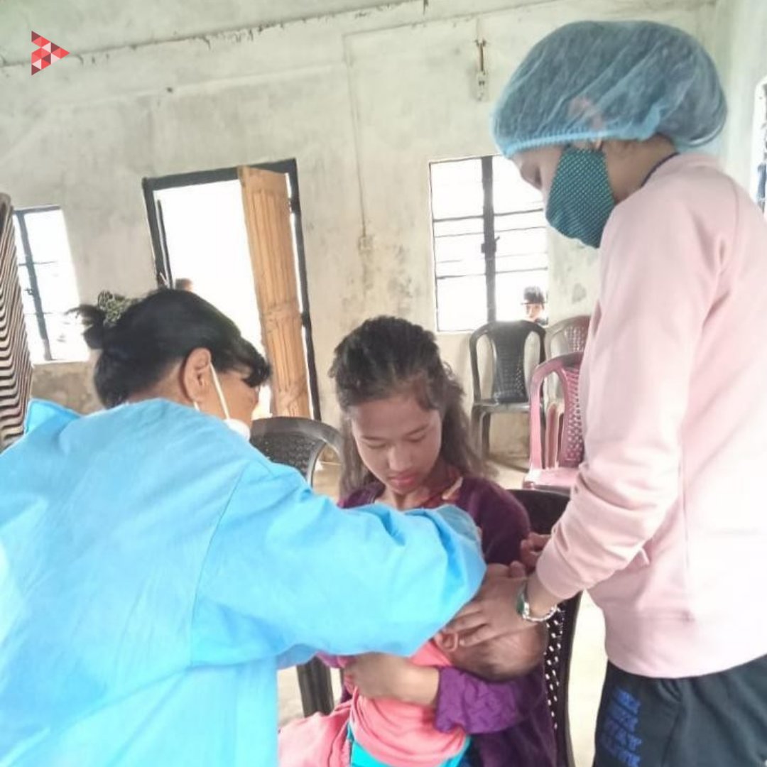 GiveIndia's tweet photo. On March 4, 2022, our team operating in Meghalaya did a 60km trip from Laitlyngkot and trekked 3km down a steep mountain to reach Mawkhap village.
#COVID19 #covidrelief #icrf2update #covidresponse #covidresponseindia #ᴠaccinesaveslives #VaccineOnWheels https://t.co/HwfjKdACEK